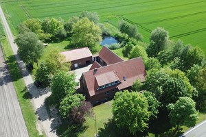  Die ehemalige Hofstelle des Auftraggebers liegt abgelegen im Ortsteil Evershorst an der Düversbrucher Straße. 