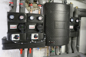  Die Frischwasserstation (r.) ist ebenso wärmegedämmt wie die witterungsgeführte Wärmeverteilung – hier links im Bild. 