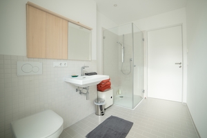  Das Badezimmer ist der einzige Raum mit wassergeführtem Verteilsystem – ein Zusatznutzen, der Markus Aumer bei der Planung des Gebäudes wichtig war, sodass keine Direktstromheizung eingesetzt werden muss. 