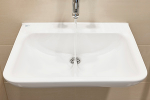  Das Design der patentierten Finne in Kombination mit der spezifischen Neigung der Beckeninnenflächen sorgt dafür, dass das Wasser in einem flacheren Winkel auftrifft.  