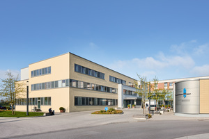  Das Krankenhaus Winsen hebt den vorsorglichen Hygieneschutz in den Sanitärbereichen. Dazu setzt das Haus neben der Ausstattung mit spülrandlosen WCs der Serie „Connect“ insbesondere auf die Waschtische „Contour 21 Plus“ von Ideal Standard. 