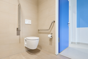  Das Wand-WC aus der Serie „Connect“ senkt den Wasserverbrauch deutlich und erleichtert mit der frei zugänglichen Spülstromkante des spülrandlosen WCs die Reinigung und Desinfektion. 