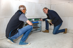  Thomas Schröter (r.), technischer Verkauf bei Uponor, und Frank ­Schönebeck, Geschäftsführer Schönebeck &amp; Sohn, prüfen die ­fachgerechte Installation der vormontierten Verteilerstationen. 