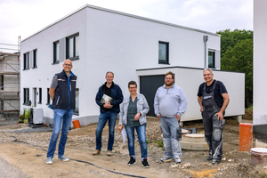  Sie freuen sich über das erfolgreiche Projekt (v.l.): Frank ­Schönebeck, Geschäftsführer Schönebeck &amp; Sohn, Thomas Schröter, technischer Verkauf bei Uponor, Janet Kaya, leitende Architektin bei Frey &amp; Frey, Marcel Stadler, Schönebeck &amp; Sohn sowie Roland Maikranz, Projektleiter beim Unternehmen Hans Eisermann. 