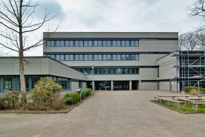  Harmonisches Außenbild: Dunkle Lüftungsgitter verbergen die für die Lüftungsgeräte notwendigen Anschlüsse in der Fassade.  