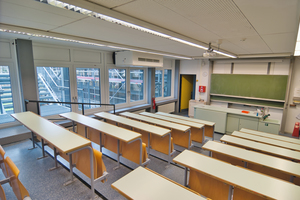  Freier Blick von jedem Platz: Die dezentralen „LTM Lüftungsgeräte“ von tecalor fügen sich in den Klassenraum ein, ohne zu stören.  