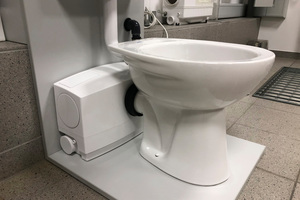  <div class="bildtext_1">Bild 1: Die Fäkalien-Kleinhebeanlage „WCfix Plus“ direkt an die Toilette angeschlossen.</div> 