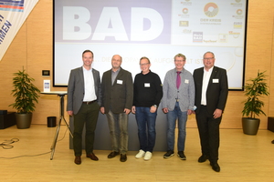  Ralph Leimbach, Geschäftsführer Der Kreis Systemverbund Holding (l.), und Mein Bad-Geschäftsführer Uwe Weitershagen (r.) mit dem neuen Beirat: Wilfried Röndigs, Peter Oberauer, Klemens Elsen-busch (v.l.n.r.). 
