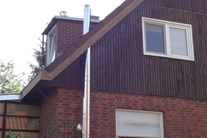  Bestandsschutz entfällt: Dieser Schornstein muss bei Feuerstättenaustausch auf mind. 2,3 m horizontalen Abstand zur Dachneigung erhöht werden. 