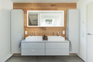  … durch die neuen Möbel und Aufsatzwaschbecken hat das Bad aber nicht nur einen moderneren Look, sondern bietet auch mehr Stauraum. 
