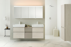  Die Kollektion „Lin20“ von burgbad bietet tiefenreduzierte, alltagstaugliche Waschtische und Schränke in minimalistischem Design – hier im Materialmix von Eiche Dekor Merino und Basaltgrau Matt. 