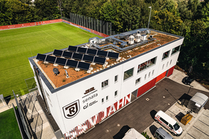  Etwa 700 m² des Gebäudes werden über eine Fußbodenheizung beheizt, die Warmwasserbereitung erfolgt durch eine Kombination aus Solarthermie und Gas. 