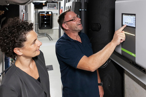 Olaf Schröder vom Betrieb Haustechnik Horn erklärt beim Inbetriebnahmetermin die wichtigsten Einstellungen der intelligenten „x-center“-Wärmepumpenregelung. 