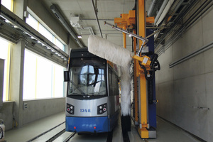  Umbau und Erweiterung des Straßenbahnbetriebshofs in Leipzig-Dölitz. Doppel-Portalwaschanlage für Züge im neu erstellten Bauteil E. Das dafür nutzbare Regenwasser stammt vom Dach der bestehenden Betonhalle Bauteil D. 