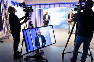  Dr. Gesine Herzberger und Dirk Engelhardt (Regionalverkaufsleiter Technik Geberit Vertriebs GmbH) führen durch das Live-Programm des Geberit BauTreff On Air. 