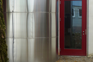  Heizungswasser-Pufferspeicher als oberirdisch aufgestellter Außenbehälter mit 200 mm Mineralwolldämmung und 8.000 l Fassungsvermögen. 