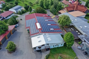  Luftbild der gesamten Gewerbefläche: vorne links die Lehenhof-Talwerkstätten, mittig der kleine Schornstein der neuen Holzpellet-Heizzentrale, rechts im Hintergrund die ehemalige Ziegelei, heute ein Teil des Sonett-Betriebsgeländes. 