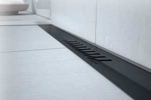  Komplettiert wird die neue Duschrinne ACO ShowerDrain S+ mit dem Edelstahlrost Stripes, hier in der neuen Design-Variante Schwarz. 