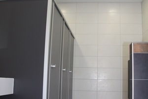  Die Infrarotheizung installiert in einer öffentlichen Toilettenanlage. Durch Deckenmontage der Strahlungsheizung wird auch Vandalismus verhindert. 