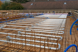  Bevor die Zuluft den Räumen zugeführt wird, durchströmt sie die Kühlrohre innerhalb der Betondecken. Dabei erwärmt sich die kalte Außenluft auf annähernd Deckentemperatur. Mit rund 21 °C erreicht die Zuluft über Deckendralldurchlässe dann die Schulräume.  