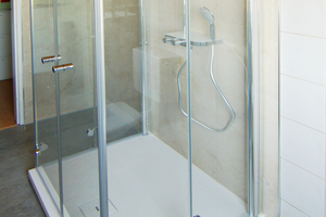  So sieht die neue Dusche komplett aus – von der Wanne über die Abtrennung bis zur Armatur und der Rückwand. 