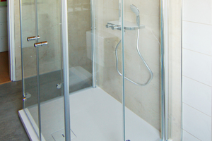  So sieht die neue Dusche komplett aus – von der Wanne über die Abtrennung bis zur Armatur und der Rückwand. 