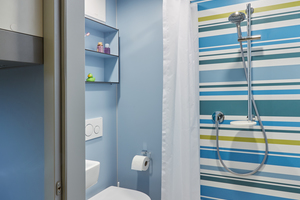  Abschließend erfolgt die Feininstallation der Duscharmatur und Brausestange sowie Brausevorhangstange mit Duschvorhang, der Armatur am Waschtisch und Accessoires von Keuco. Fertig ist das kompakte Badezimmer. 