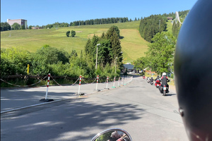  Schon bei der Abfahrt am Hotel hatte man Ausblick auf die Skipisten  