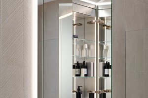  Vorwandintegrierte Spiegelschränke nutzen den Raum im Bad optimal aus. 