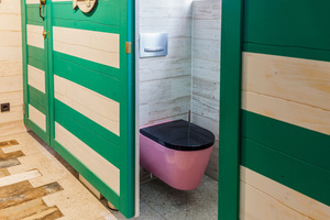  Die WC-Kabinen sind wie alte Strandumkleiden gestaltet, die pinkfarbenen „Kartell“-WCs setzen dazu einen optischen Kontrast. 
