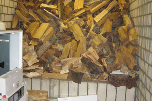  Nicht ordnungsgemäße Lagerung von Scheitholz – untere Holzschichten können nicht trocken. Dadurch ist eine unsaubere Verbrennung vorprogrammiert. 