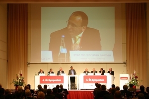  Auf Großleinwand übertragen
Prof. Küchen, IWO, während der Podiumsdiskussion 