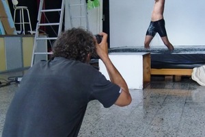  Ein Blick hinter die KulissenDer mehrfach ausgezeichnete Fotograf Gernot Langs beim Shooting hinter der Linse mit Modell Gregor Schneider 