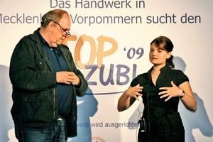  „Kundengespräch“Die Auszubildende zur Raumausstatterin Johanna Rzepkowski konnte sich beim Top-Azubi 2009 durchsetzen: Hier im „Kundengespräch“ beim Rollenspiel mit Schauspieler Klaus Bieligk 