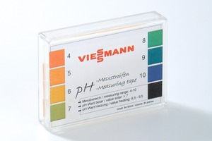  Test des pH-WertsDer pH-Streifen aus Lackmuspapier zeigt durch Verfärbung den pH-Wert der getesteten Flüssigkeit 
