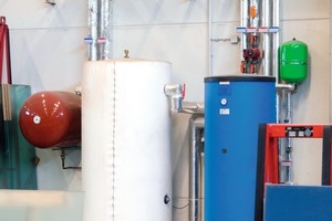  WarmwasserbereitungDer 500 l-Pufferspeicher (weiß) und 400 l-Warmwasserspeicher (für die Warmwasserbereitstellung) 