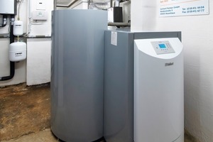  Kompakte AnlagentechnikDer Pellets-Heizkessel mit 300 l-Vorratsbehälter liefert modulierend bis zu 13 kW Heizleistung 