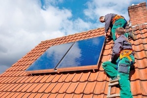  VorbildlichFür die Unterstützung der Warmwasserbereitung sind die beiden Flachkollektoren mehr als ausreichend; deswegen spricht Handwerksmeister Wirth hier auch von einer „für Einfamilienhäuser vorbildlichen Anlagenkonfiguration“ 