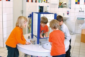  WaschtischanlageAn dieser Waschtischanlage aus „Varicor“ können bis zu vier Kinder gleichzeitig stehen 
