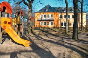  „Glückskäfer“Das Gebäude der Kindertagesstätte „Glückskäfer“ befindet sich in einem Park mit altem Baumbestand. Hier finden die Kinder genügend Platz zum Spielen und Toben 