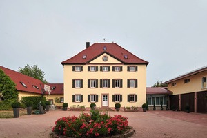  Die Galmbacher Sport Pferde Zucht setzt für die Beheizung des Schlossguts Bernersried und die Nebengebäude auf klimafreundliche Ochsner Luft/Wasser-Wärmepumpen.  