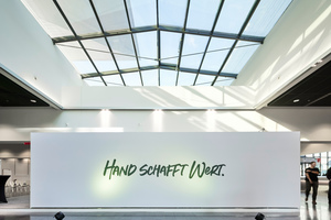  Die Initiative Hand schafft Wert bietet eine Lösung für das Fachhandwerk, die es erlaubt, beigestelltes Material beim Kunden ohne Risiko zu verbauen. 
