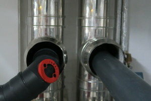 Neues Abgassystem aus hochwertigem PP-Material. Die Abgasführung erfolgt durch zwei bestehende Edelstahlschornsteine. 
