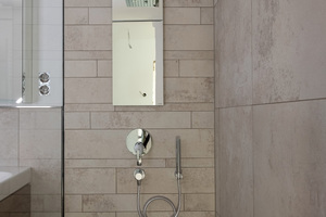  Für optimale Barrierefreiheit wählte der Installateur die Duschrinne „CleanLine20“. Sie zeichnet sich durch eine ansprechende und schlichte Ästhetik und eine besonders reinigungsfreundliche Oberfläche aus. 