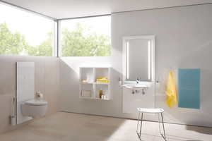  Das höhenverstellbare Waschtisch- und das WC-Modul, beide Serie „S 50“ von Hewi, präsentieren sich an einer beweglichen Plexiglasscheibe. 