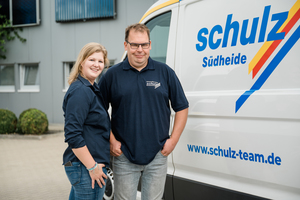  Marina und René Lange vor dem Firmengebäude der Schulz GmbH. 