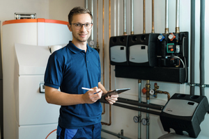  Installateur- und Heizungsbauermeister Jonathan Schulz bei der Arbeit. 