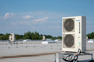  17 auf dem Dach installierte Luft-Luft-Wärmepumpen übernehmen die Kühl- und Heizaufgaben des Lagers von NextPharma. 