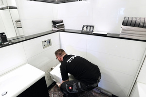  Selbst in Mietwohnungen oder im Rahmen einer Teilrenovierung lässt sich ein Dusch-WC installieren und das Badezimmer auf diese Weise für die Anforderungen im Alter vorbereiten.  