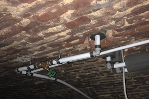  Für die hygienische Trinkwasserverteilung im ganzen Haus installierte der Fachbetrieb Samid Huskic ein Rohrleitungsnetz mit Komponenten des Roth Rohr-­Installationssystems. 